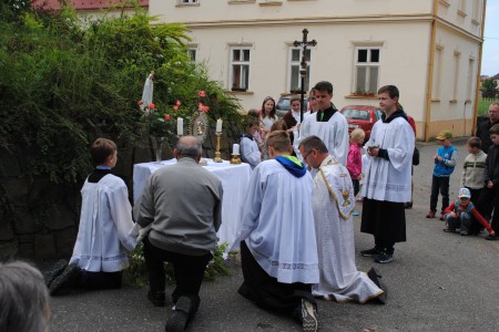 Jeden ze čtyř oltářů je tradičně v areálu našeho Domova, bývalého kláštera.